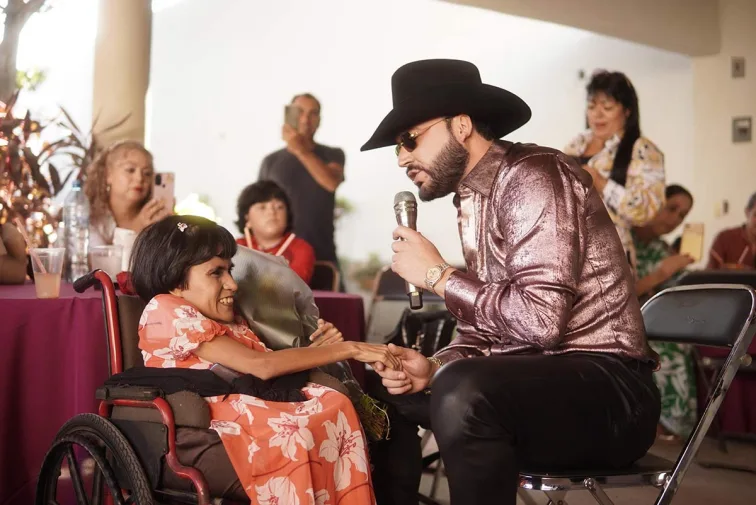 Saúl “El Jaguar” le lleva serenata a una fan