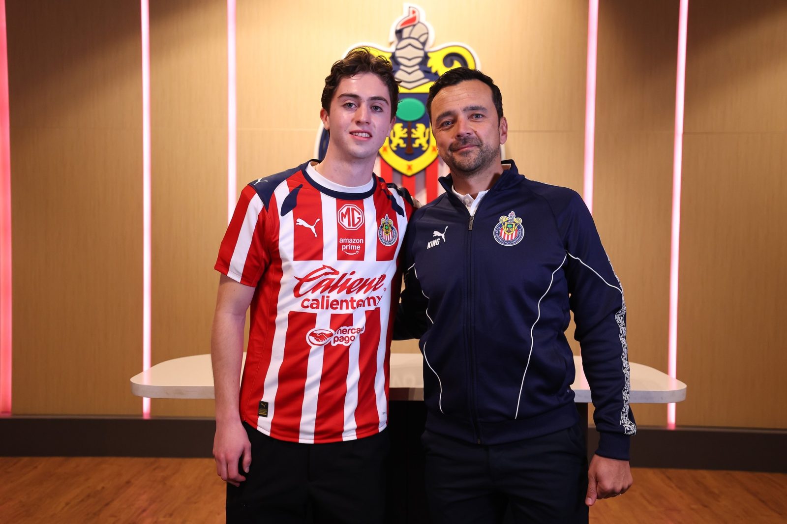 Brian Gutiérrez es presentado como nuevo refuerzo de Chivas tras su paso por el Chicago Fire.