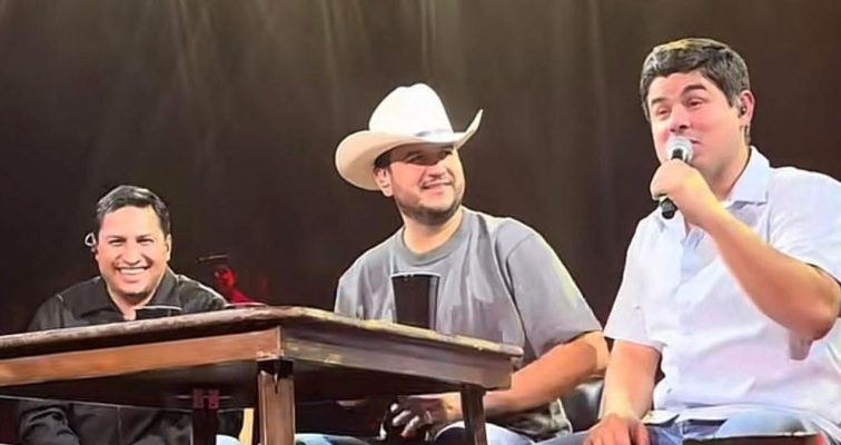 Edén Muñoz sorprendió en Guadalajara al invitar a Alfredo Olivas y Julión Álvarez al escenario. Los fans celebraron el momento