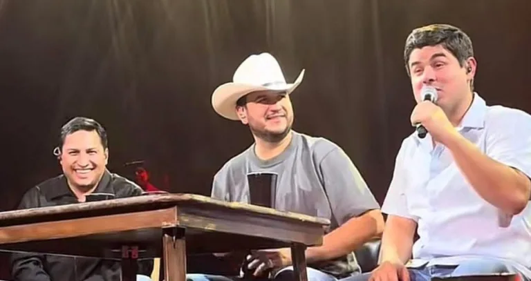 Edén Muñoz sorprendió en Guadalajara al invitar a Alfredo Olivas y Julión Álvarez al escenario. Los fans celebraron el momento