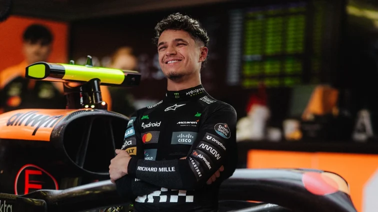 Lando Norris celebra el campeonato mundial de Fórmula 1 junto a Oscar Piastri