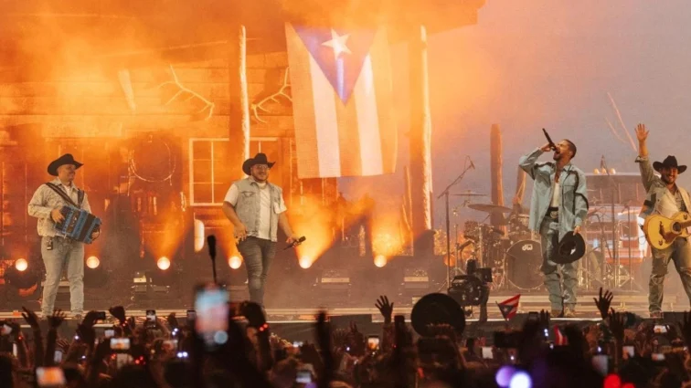 Grupo Frontera junto a Bad Bunny durante concierto en la CDMX