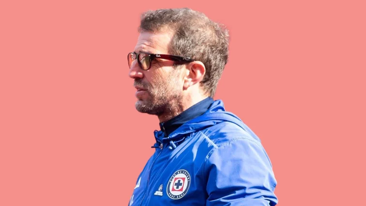 Iván Alonso, director deportivo de Cruz Azul, durante un partido en La Noria
