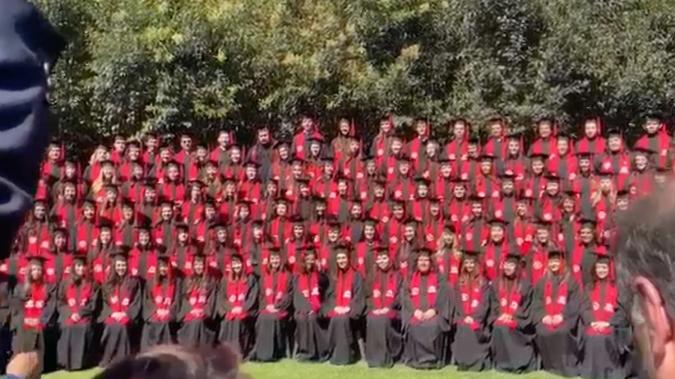 Colapso de gradas durante foto de graduación en la Universidad Iberoamericana CDMX