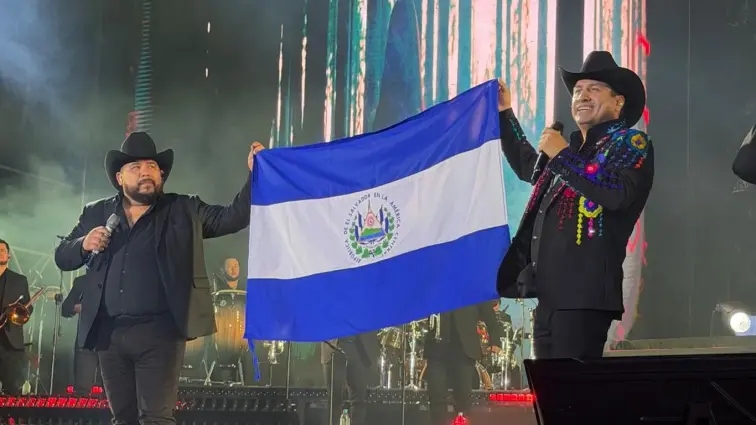 Julión Álvarez concierto en el Estadio Cuscatlán lleno total