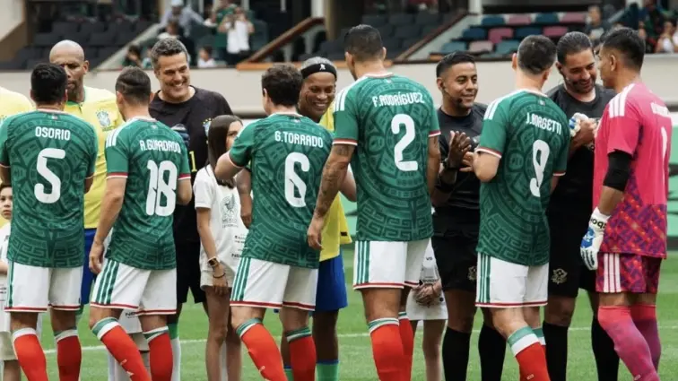 Jugadores de México celebran gol ante Brasil en el Partido de Leyendas en el Estadio Banorte