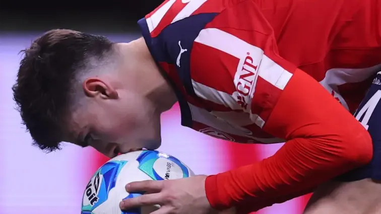 Rubén Duarte cae sobre Roberto Alvarado dentro del área en el partido Chivas vs Pumas Jornada 13