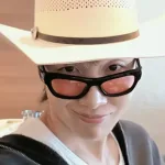 J-Hope de BTS usando sombrero vaquero mientras escucha música de Fuerza Regida antes de sus conciertos en México