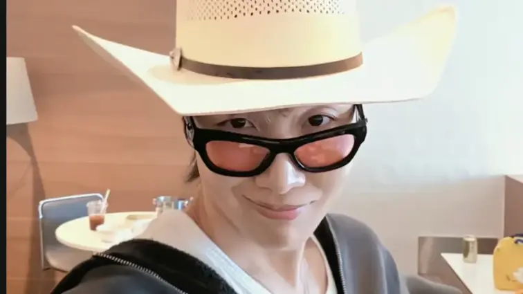 J-Hope de BTS usando sombrero vaquero mientras escucha música de Fuerza Regida antes de sus conciertos en México
