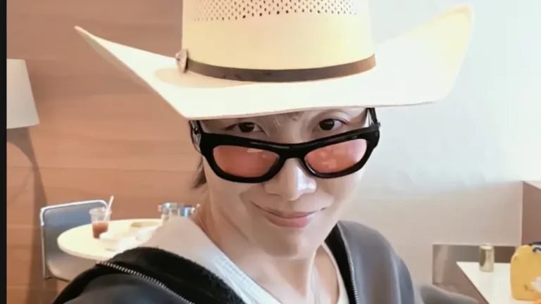J-Hope de BTS usando sombrero vaquero mientras escucha música de Fuerza Regida antes de sus conciertos en México