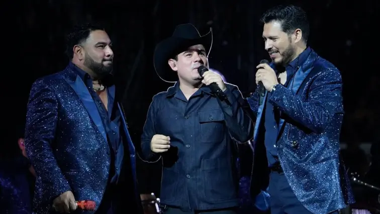 Alfredo Olivas cantando junto a Banda MS durante concierto en La Plaza México