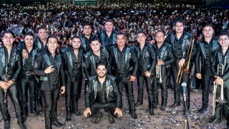 La Arrolladora Banda El Limón interpreta Tu falta de querer de Mon Laferte
