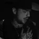 Christian Nodal sonriendo mientras convive con sus fans después de un concierto en Guadalajara