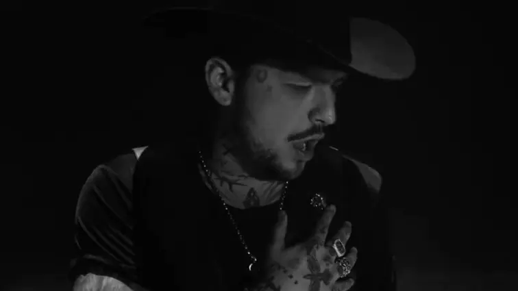 Christian Nodal sonriendo mientras convive con sus fans después de un concierto en Guadalajara