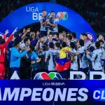 Jugadores de Cruz Azul celebrando el campeonato del Clausura 2026 tras vencer a Pumas en la final