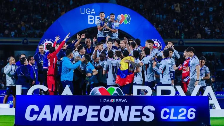Jugadores de Cruz Azul celebrando el campeonato del Clausura 2026 tras vencer a Pumas en la final