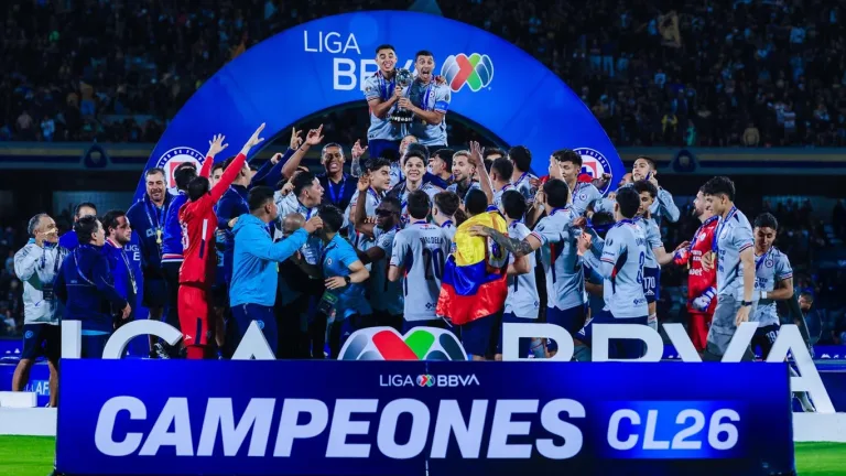 Jugadores de Cruz Azul celebrando el campeonato del Clausura 2026 tras vencer a Pumas en la final
