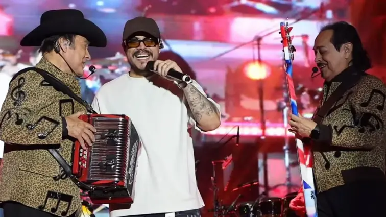 Eduin Caz canta con Los Tigres del Norte y se emociona en la Feria de Puebla 2026