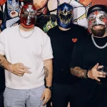 Integrantes de Grupo Frontera enmascarados durante una función de lucha libre en Guadalajara
