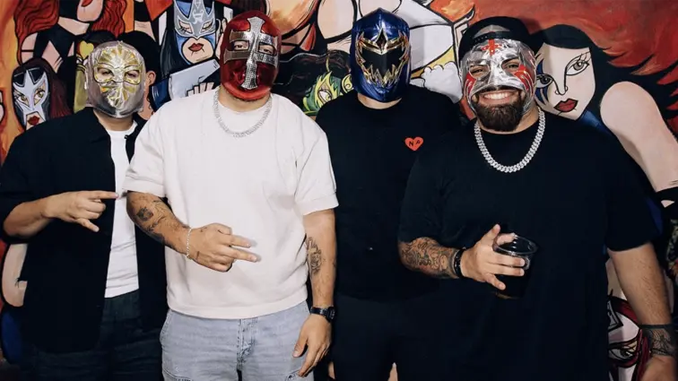 Integrantes de Grupo Frontera enmascarados durante una función de lucha libre en Guadalajara