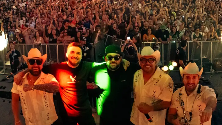 Montez de Durango junto a Deorro durante su presentación en el Sueños Festival de Chicago 2026