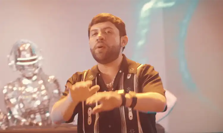 Luis R Conriquez y Neton Vega en el video oficial de Que Gacho