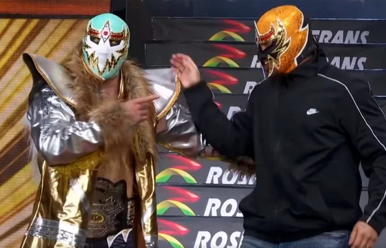 Eduin Caz junto a Máscara Dorada durante su aparición especial en la Arena México