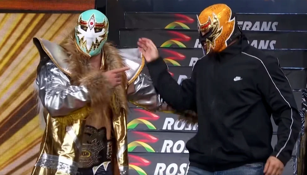 Eduin Caz junto a Máscara Dorada durante su aparición especial en la Arena México