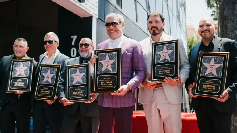 Integrantes de Intocable durante la develación de su estrella en el Paseo de la Fama de Hollywood.