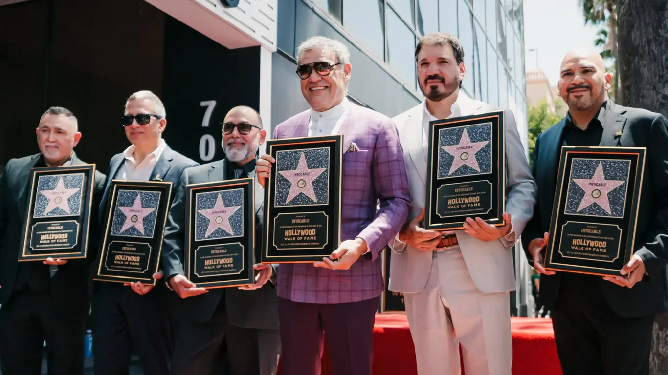 Integrantes de Intocable durante la develación de su estrella en el Paseo de la Fama de Hollywood.
