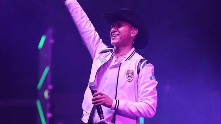 Enrique "El Pollo" Facio durante una presentación de Patrulla 81 antes del incidente en Durango Fest.