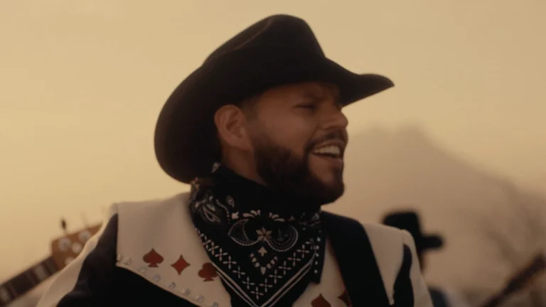 Duelo durante el video oficial de la canción Suerte