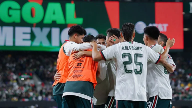 Gilberto Mora celebra su primer gol con la Selección Mexicana durante el partido México vs Colombia