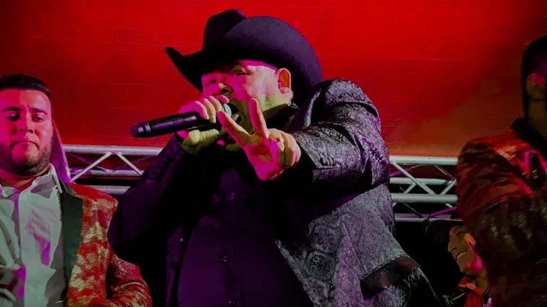 El Coyote habla de Moy Bobadilla durante una presentación y revive la polémica por los covers.