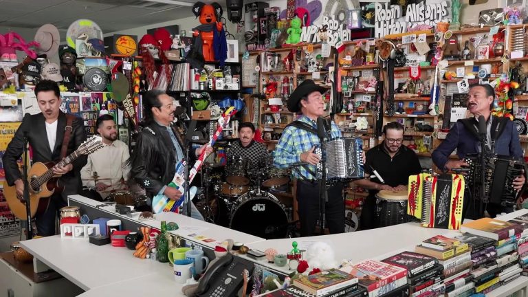 Los Tigres del Norte durante su Tiny Desk Concert de NPR Music, con acordeón, bajo sexto y batería, estrenado el 15 de octubre de 2026.
