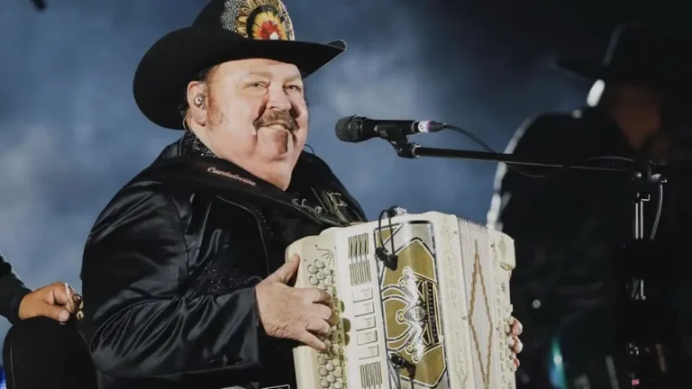 Ramón Ayala durante su concierto de despedida en la Plaza de Toros México el 10 de octubre de 2026.